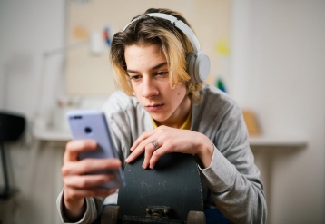 Psychologists' Group Issues First Guidance to Parents on Teen Online Video Use