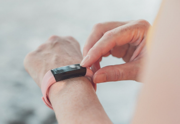 Trackerele de fitness ar putea ajuta la prezicerea progresiei sclerozei multiple