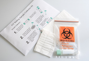 I kit FIT spediti per posta potenziano lo screening del cancro del colon-retto nei gruppi razziali ed etnici