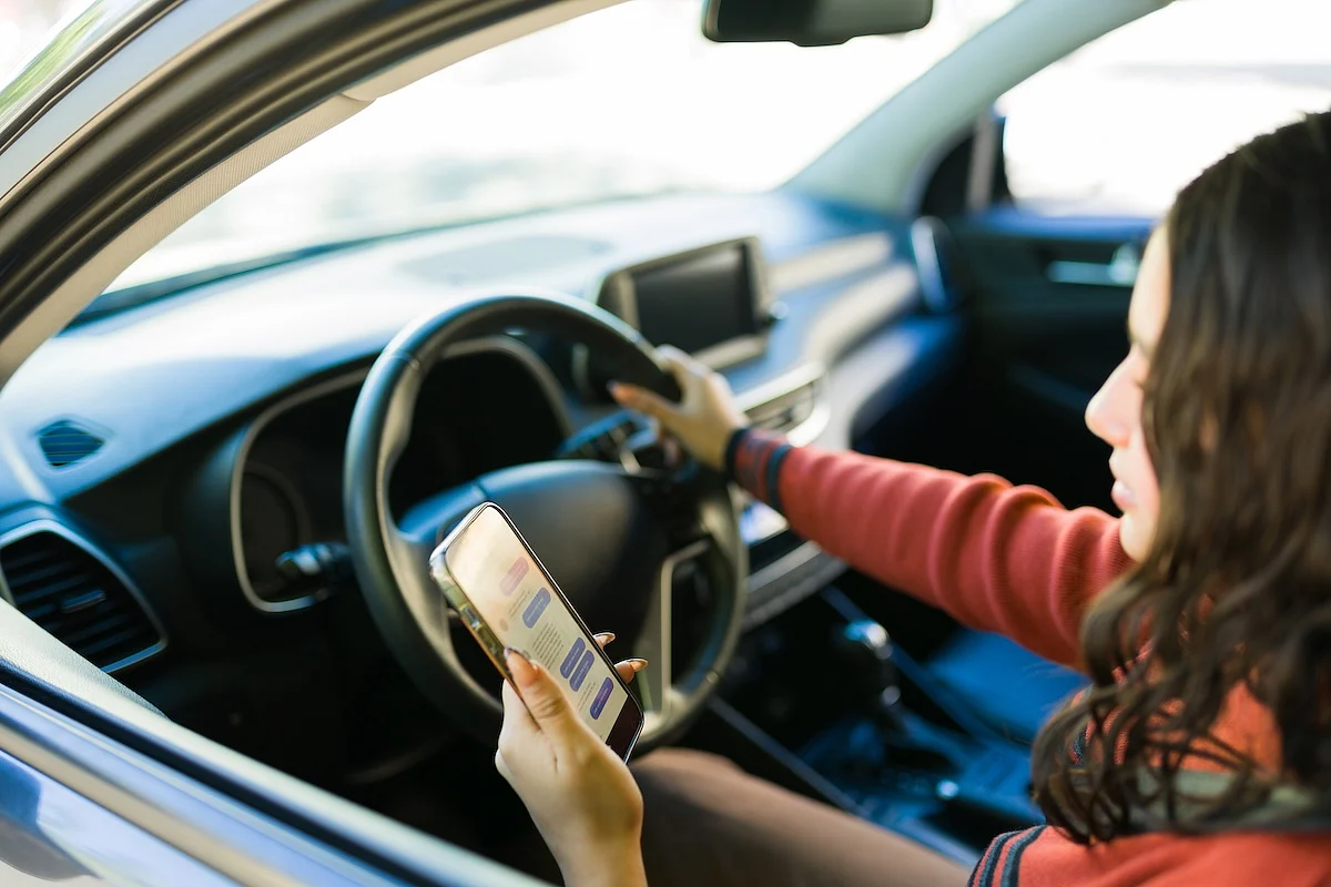 10代のドライバーはスマートフォンを見るのに5分の1を過ごします、と研究は言います